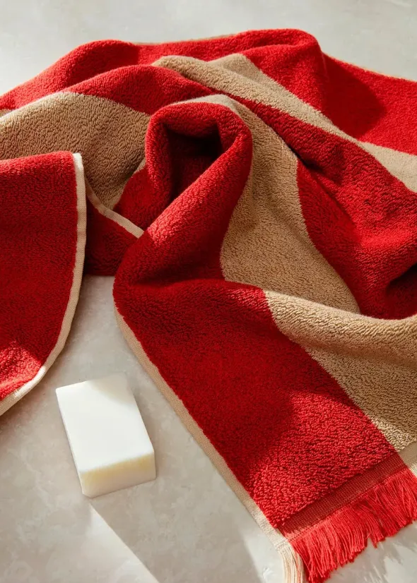Alee Hand Towel, light camel/red fra Ferm Living