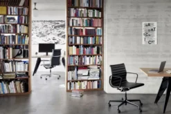 Aluminium Chair EA 119 kontorstol, sort læder fra Vitra