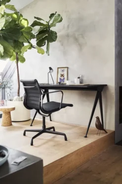 Aluminium Chair EA 117 Kontorstol, sort læder fra Vitra