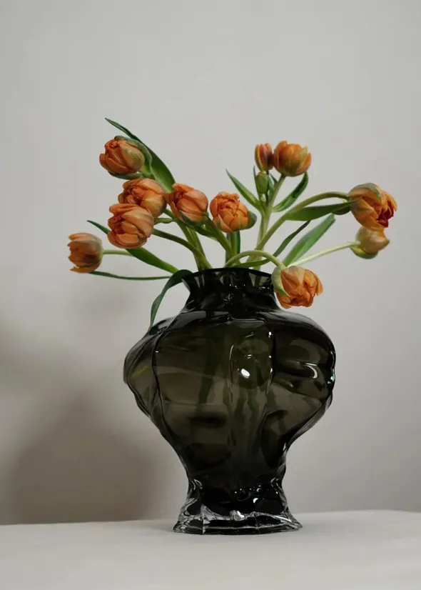Ammonit Vase, new smoke fra Hein Studio