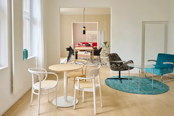 209 Armstol, hvid fra Thonet
