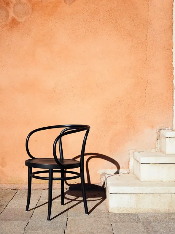 209 Armstol, sort fra Thonet