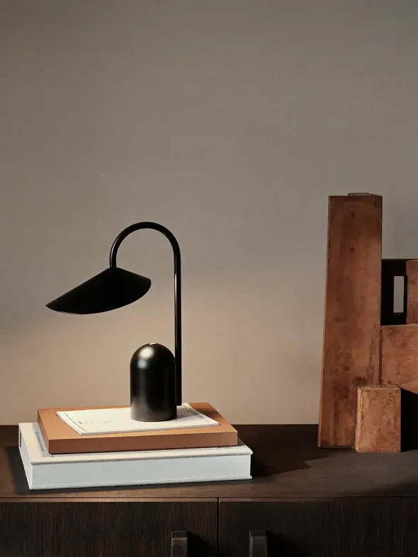 Arum Portable Bordlampe fra Ferm Living