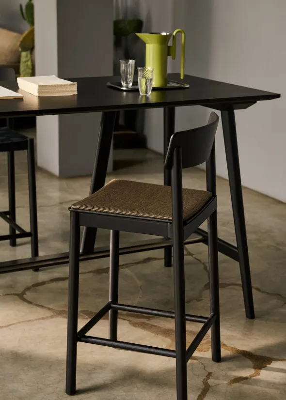 Betty TK14 counterstol med polster fra &Tradition