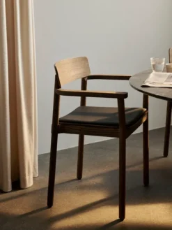 Betty TK11 Spisebordsstol, røget eg/sort læder fra &Tradition