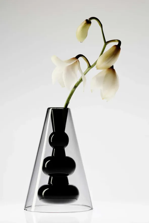 Bump Vase Cone Black fra Tom Dixon