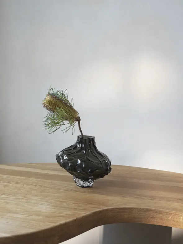 Canyon Vase Large, smoke fra Hein studio