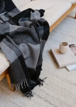 Caracas Plaid, black fra Silkeborg Uldspinderi