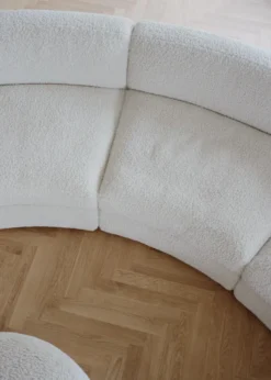 Coda sofa, curved open end left, module 32 fra New Works