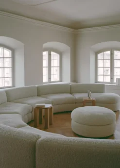 Coda sofa, curved open end left, module 32 fra New Works