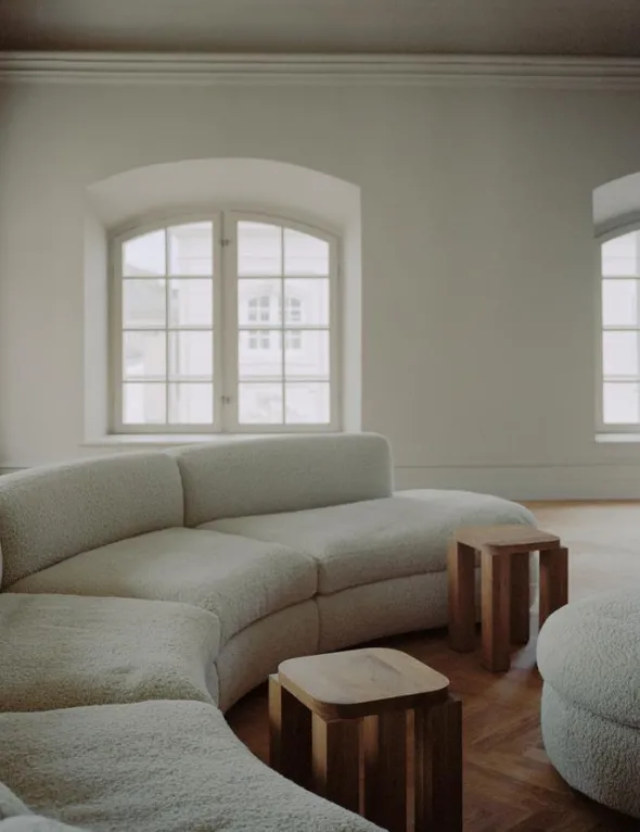 Coda sofa, curved open end right, module 42 fra New Works