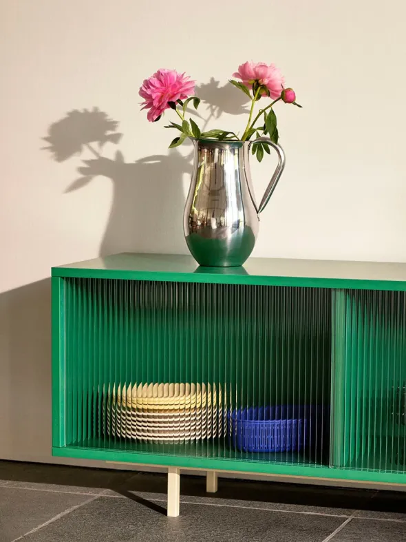 Colour Cabinet, medium med glasdøre fra Hay