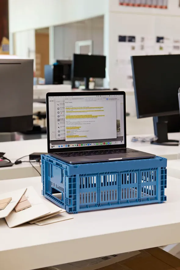Colour crate M, electric blue fra Hay