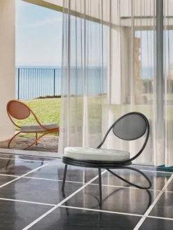 Copacabana Lounge Chair, black semi matt fra GUBI