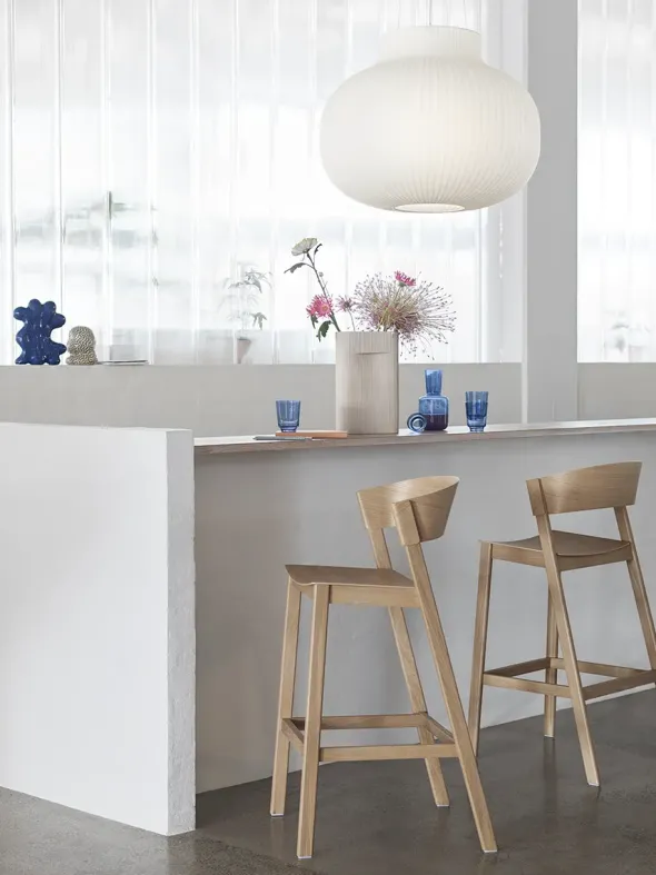 Cover Counter Stool, oak w. cognac leather fra Muuto