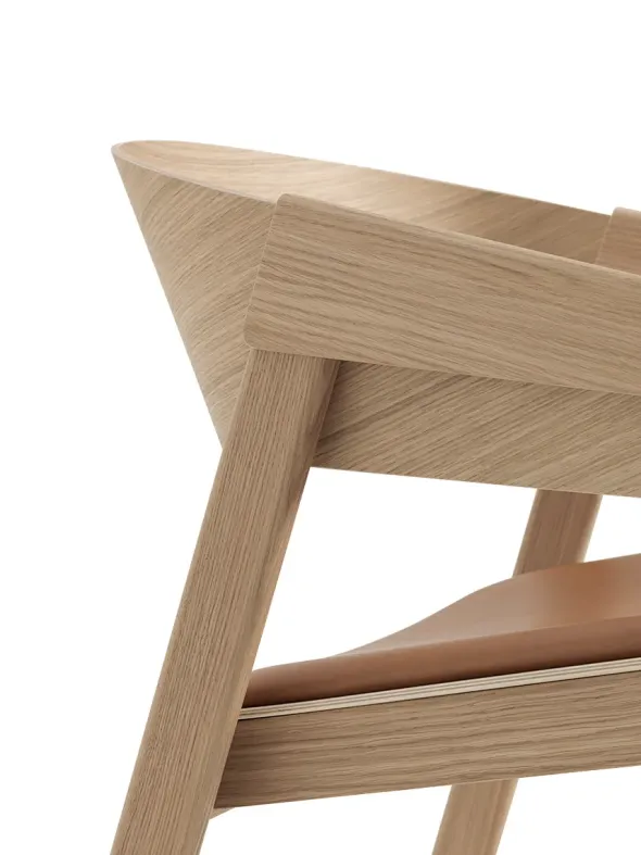 Cover Lounge Chair, oak w. cognac leather fra Muuto