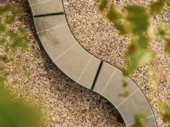 Deya Curved Bench fra Ferm Living