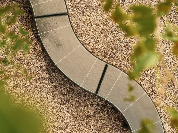 Deya Curved Bench fra Ferm Living
