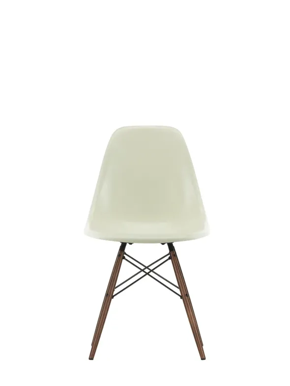 Eames Fiberglass Chair DSW, mørkbejdset ahorn fra Vitra