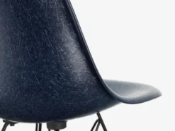 Eames Fiberglass Chair DSW, mørkbejdset ahorn fra Vitra