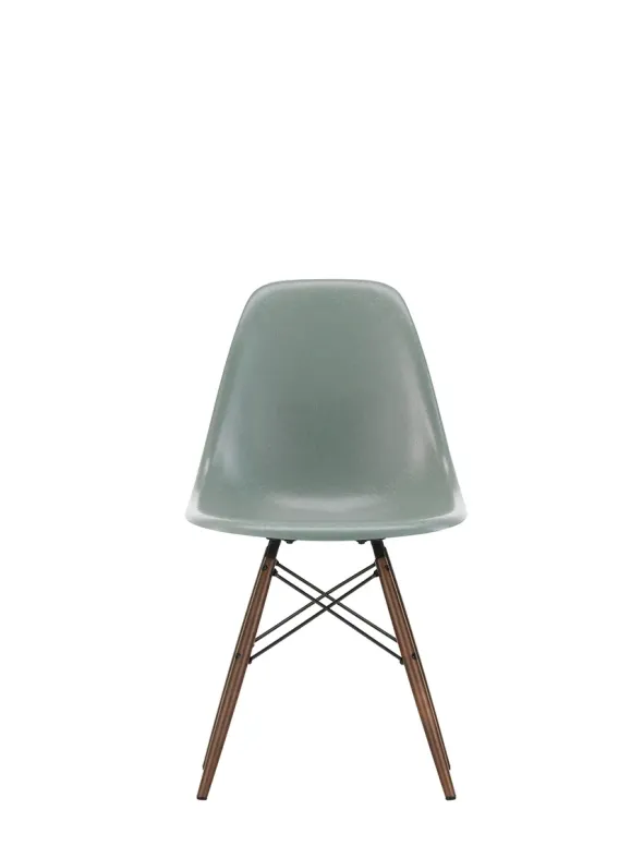 Eames Fiberglass Chair DSW, mørkbejdset ahorn fra Vitra