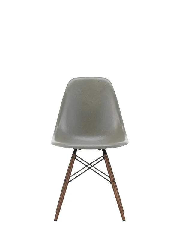 Eames Fiberglass Chair DSW, mørkbejdset ahorn fra Vitra