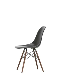 Eames Fiberglass Chair DSW, mørkbejdset ahorn fra Vitra