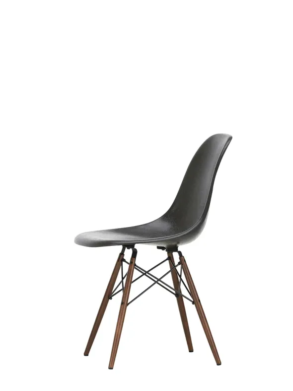 Eames Fiberglass Chair DSW, mørkbejdset ahorn fra Vitra
