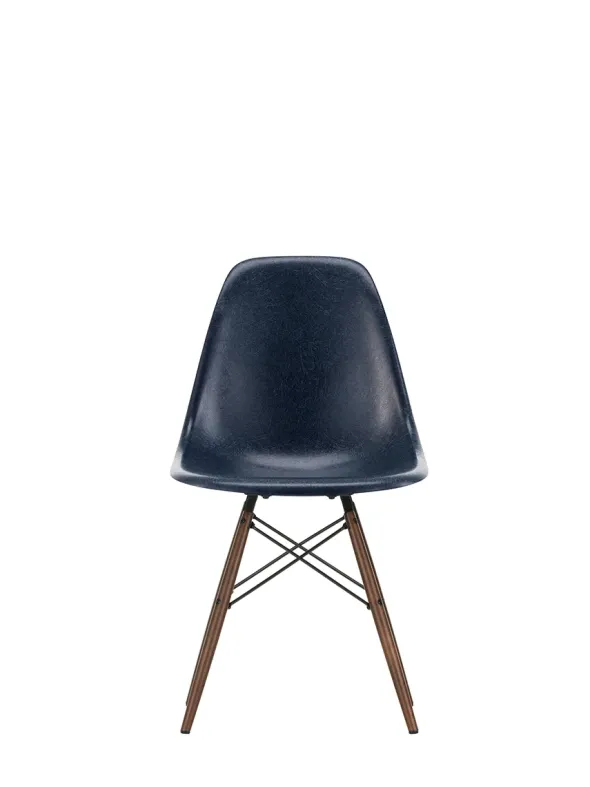 Eames Fiberglass Chair DSW, mørkbejdset ahorn fra Vitra