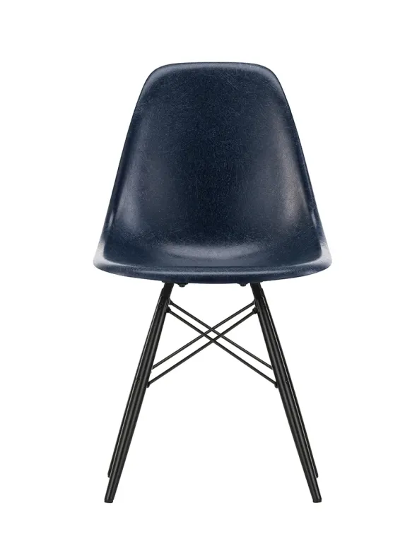 Eames Fiberglass Chair DSW, sortlakeret ahorn fra Vitra