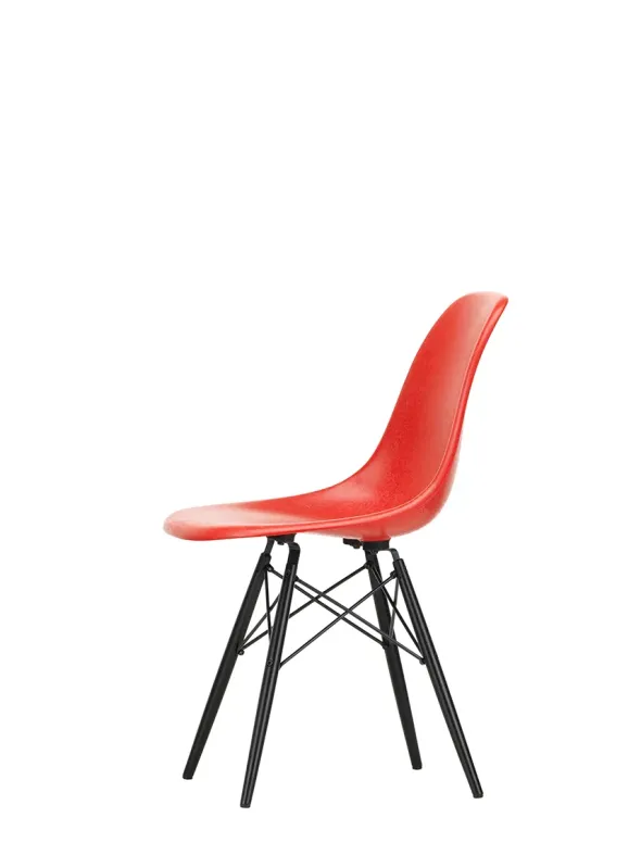 Eames Fiberglass Chair DSW, sortlakeret ahorn fra Vitra