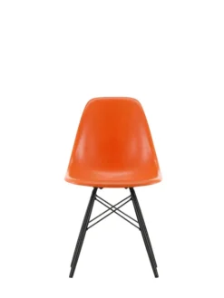 Eames Fiberglass Chair DSW, sortlakeret ahorn fra Vitra