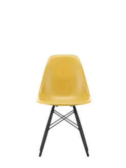 Eames Fiberglass Chair DSW, sortlakeret ahorn fra Vitra