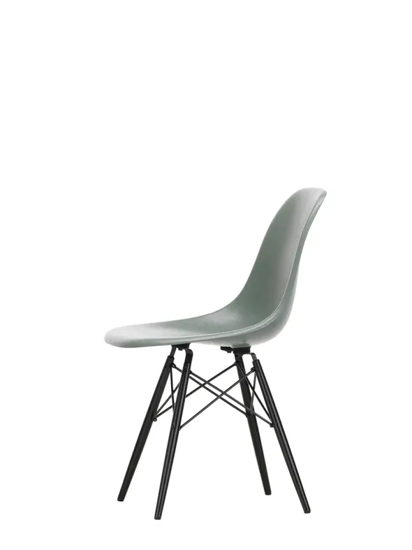 Eames Fiberglass Chair DSW, sortlakeret ahorn fra Vitra