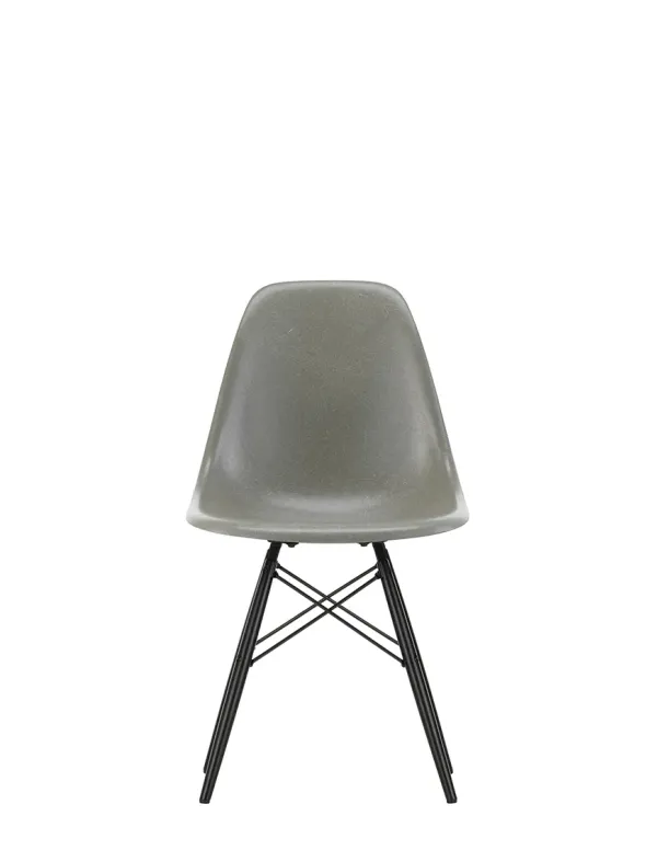 Eames Fiberglass Chair DSW, sortlakeret ahorn fra Vitra