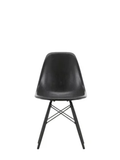 Eames Fiberglass Chair DSW, sortlakeret ahorn fra Vitra