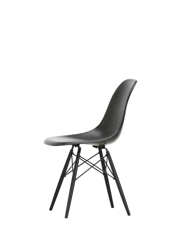 Eames Fiberglass Chair DSW, sortlakeret ahorn fra Vitra