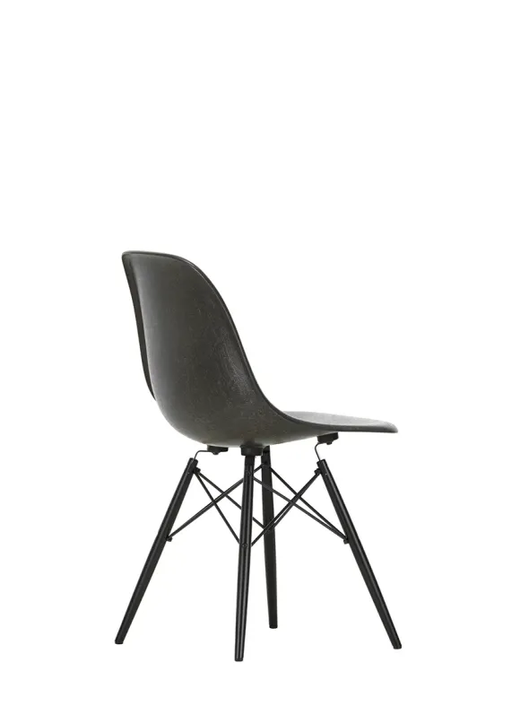 Eames Fiberglass Chair DSW, sortlakeret ahorn fra Vitra