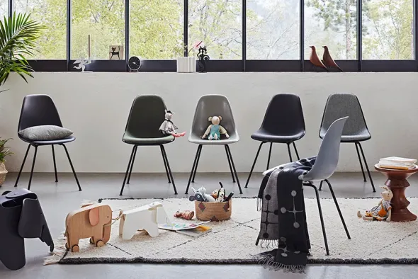 Eames Fiberglass Chair DSX, sortlakeret fra Vitra