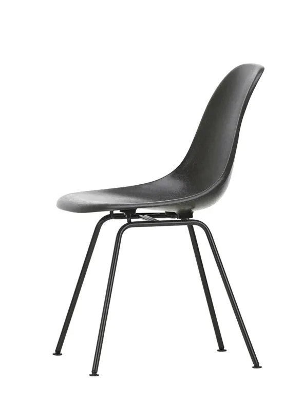 Eames Fiberglass Chair DSX, sortlakeret fra Vitra