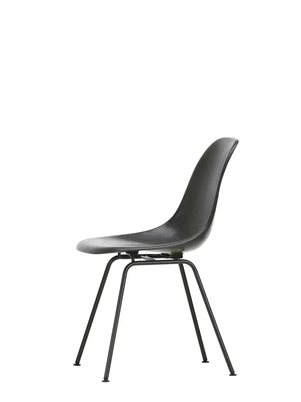 Eames Fiberglass Chair DSX, sortlakeret fra Vitra
