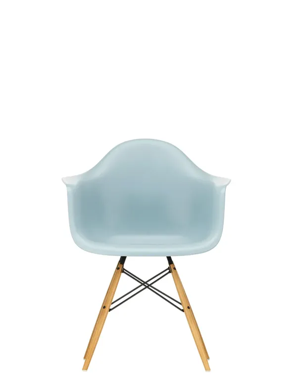 Eames Plastic Armchair DAW, ahorntræ fra Vitra