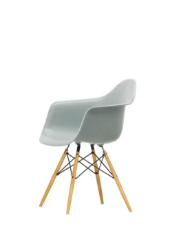 Eames Plastic Armchair DAW, ahorntræ fra Vitra