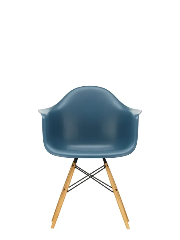 Eames Plastic Armchair DAW, ahorntræ fra Vitra