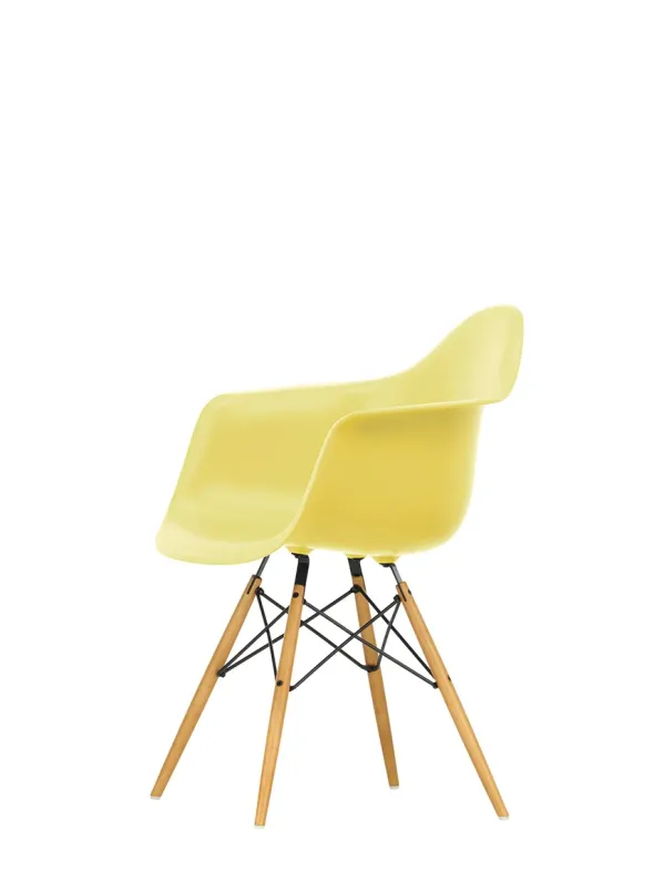 Eames Plastic Armchair DAW, ahorntræ fra Vitra