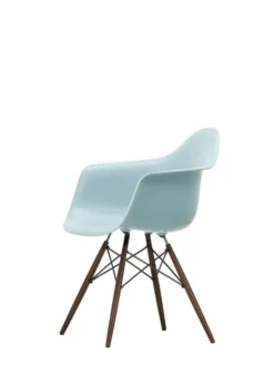 Eames Plastic Armchair DAW, mørkbejdset ahorntræ fra Vitra