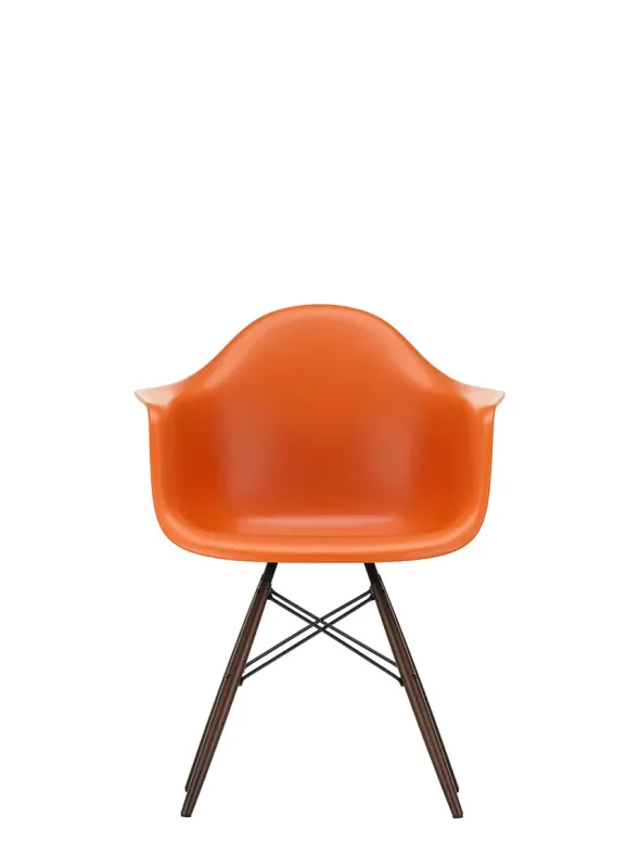 Eames Plastic Armchair DAW, mørkbejdset ahorntræ fra Vitra