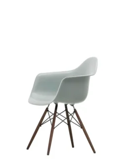 Eames Plastic Armchair DAW, mørkbejdset ahorntræ fra Vitra