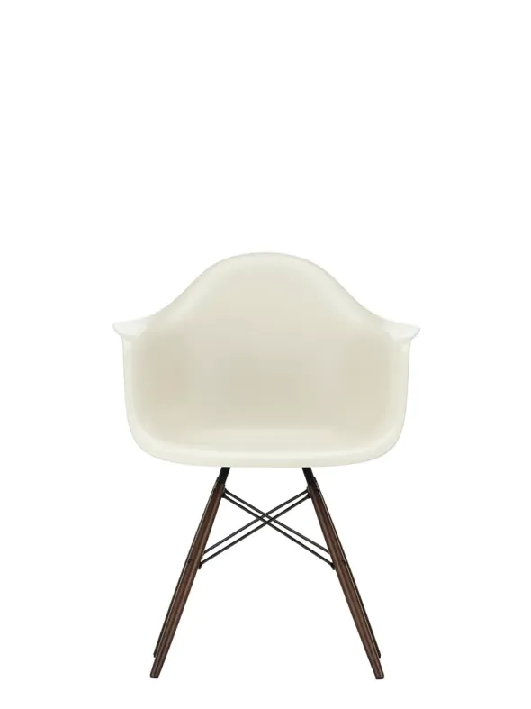 Eames Plastic Armchair DAW, mørkbejdset ahorntræ fra Vitra