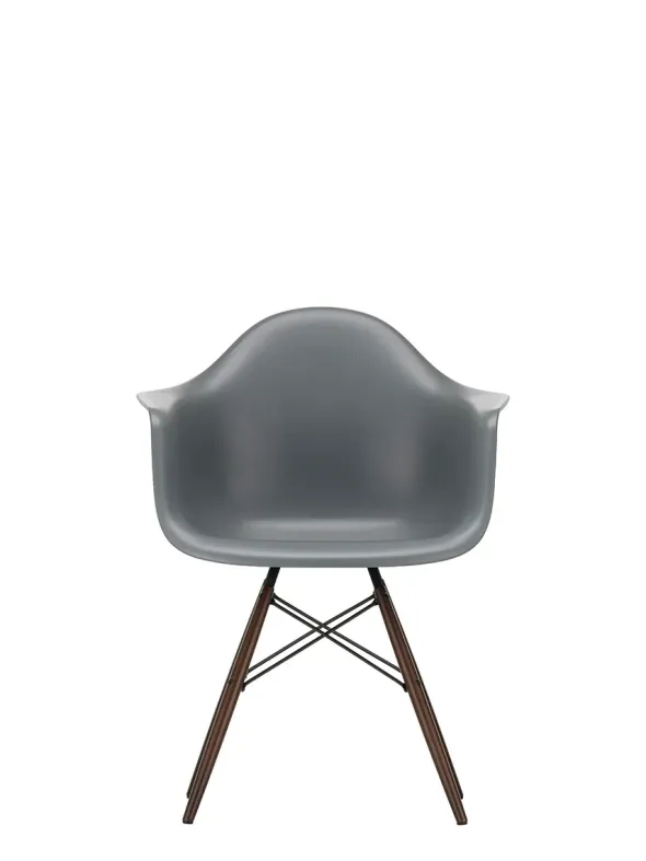 Eames Plastic Armchair DAW, mørkbejdset ahorntræ fra Vitra